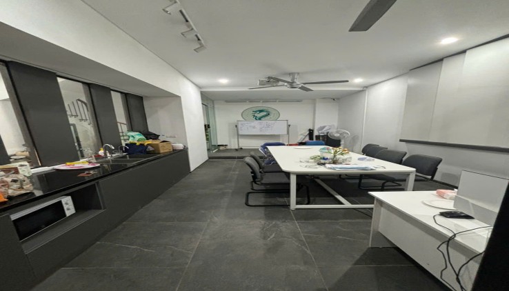 Cho thuê nhà ngõ ô tô Hoàng Quốc Việt, 6 tầng, 60m2, mặt tiền 7m làm TT dạy học, Spa, VP